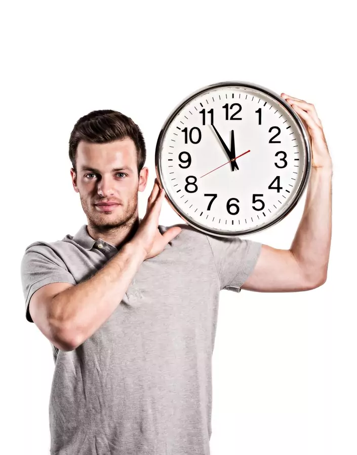 Elektriker präsentiert Uhr und freut sich auf digitale Zeiterfassung.